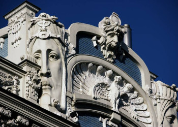 Eine Jugendstilfassade in Riga, Lettland