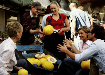 Freude beim Marktbummel in Riga!