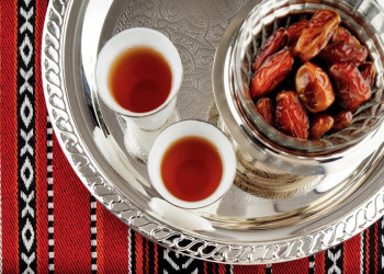 Datteln und Tee in Saudi-Arabien