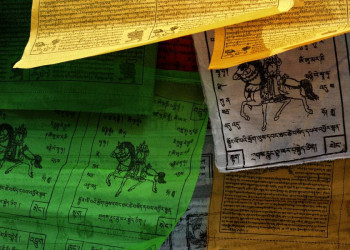 Detailansicht von Gebetsfahnen in Tibet