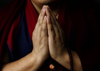 Betender tibetischer Mönch