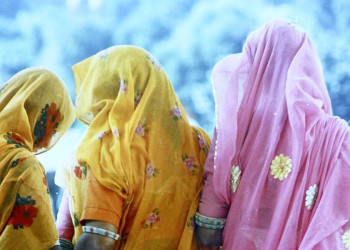 Frauen in bunten Saris