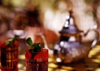 Ein Glas mit frischem marokkanischem Minztee