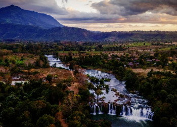 Flusslandschaft mit Wasserfällen