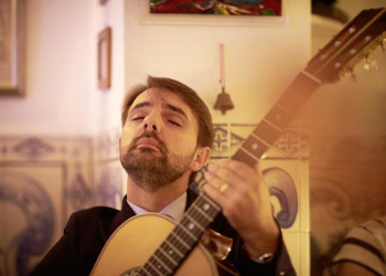 Ein Gitarrenspieler in einer portugiesischen Kneipe