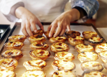 Frisch gebackene Pasteis de Nata auf einem Backblech