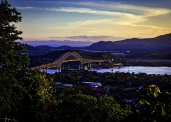 Der Panamakanal durchschneidet die Meerenge von Panama