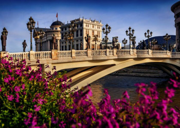 Highlight in Skopje: die Steinbrücke über den Vardar
