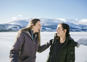 Zwei Damen auf Erkundungstour