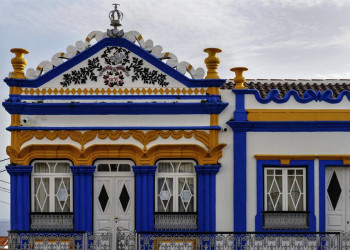 Farbenfrohe Häuserfassade auf Terceira