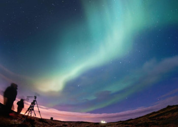 Beobachter warten auf das Polarlicht in Finnland