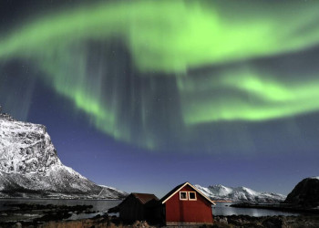 Tanzende Polarlichter über Norwegens Fjorden