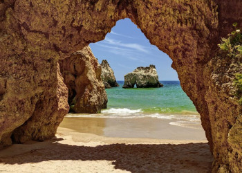 Felsentor des Praia dos Três Irmãos in Alvor