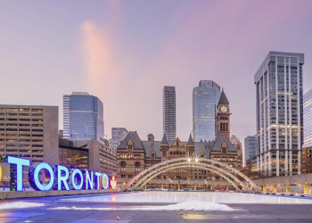 Die Metropole Toronto bei Dämmerung