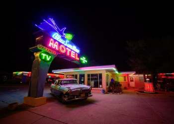 Blue Swallow Motel an der Route 66 bei Nacht