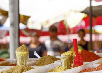 Bunte Gewürze auf einem Markt in Georgien