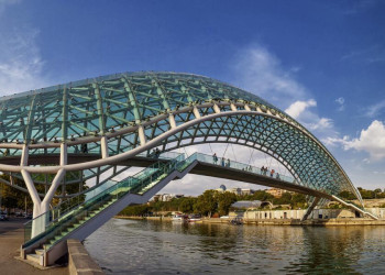Futuristische Friedensbrücke in Tiflis