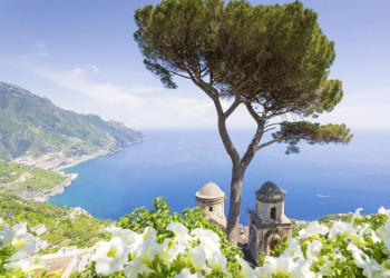 Blick von der Villa Rufolo in Ravello auf das Meer