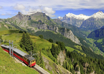 Zahnradbahn vor Eiger, Mönch und Jungfrau