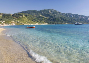 Der Strand von Agios Georgios auf Korfu