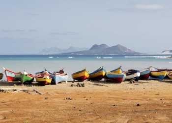 Bunte Fischerboote am Strand der Kapverden