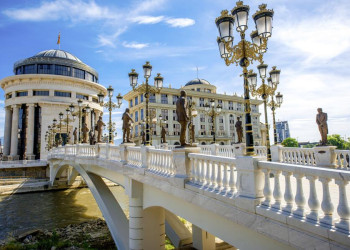 Skopje: Die Kunstbrücke am Vardar
