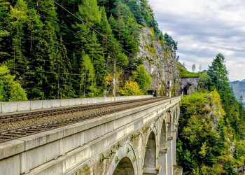 Historisches Viadukt der Semmeringbahn in Österreich