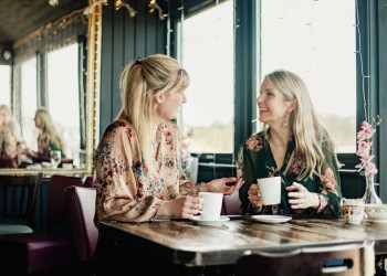 Zwei Frauen bei einer Kaffeepause