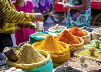 Marktstand in Delhi mit farbenfrohen Gewürzen