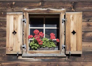 Ein typisches Schweizer Chalet mit Geranien