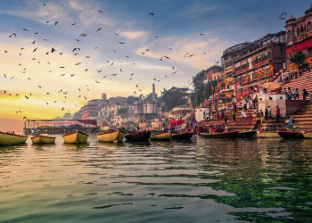 Sonnenaufgang an den Ghats von Varanasi