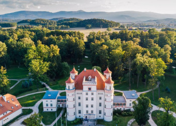 Luftaufnahme von Schloss Wojanów im Hirschberger Tal