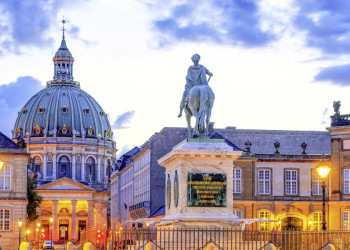 Reiterstandbild vor Schloss Amalienborg in der Abenddämmerung