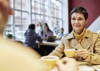 Teilnehmerin einer Studienreise im Café