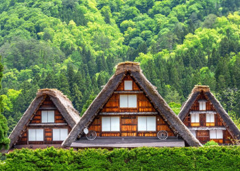 Strohgedeckte Häuser in Shirakawa-go
