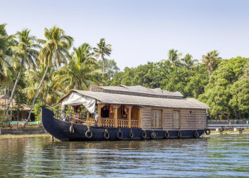 Traditionelles Hausboot in den Backwaters von Kerala
